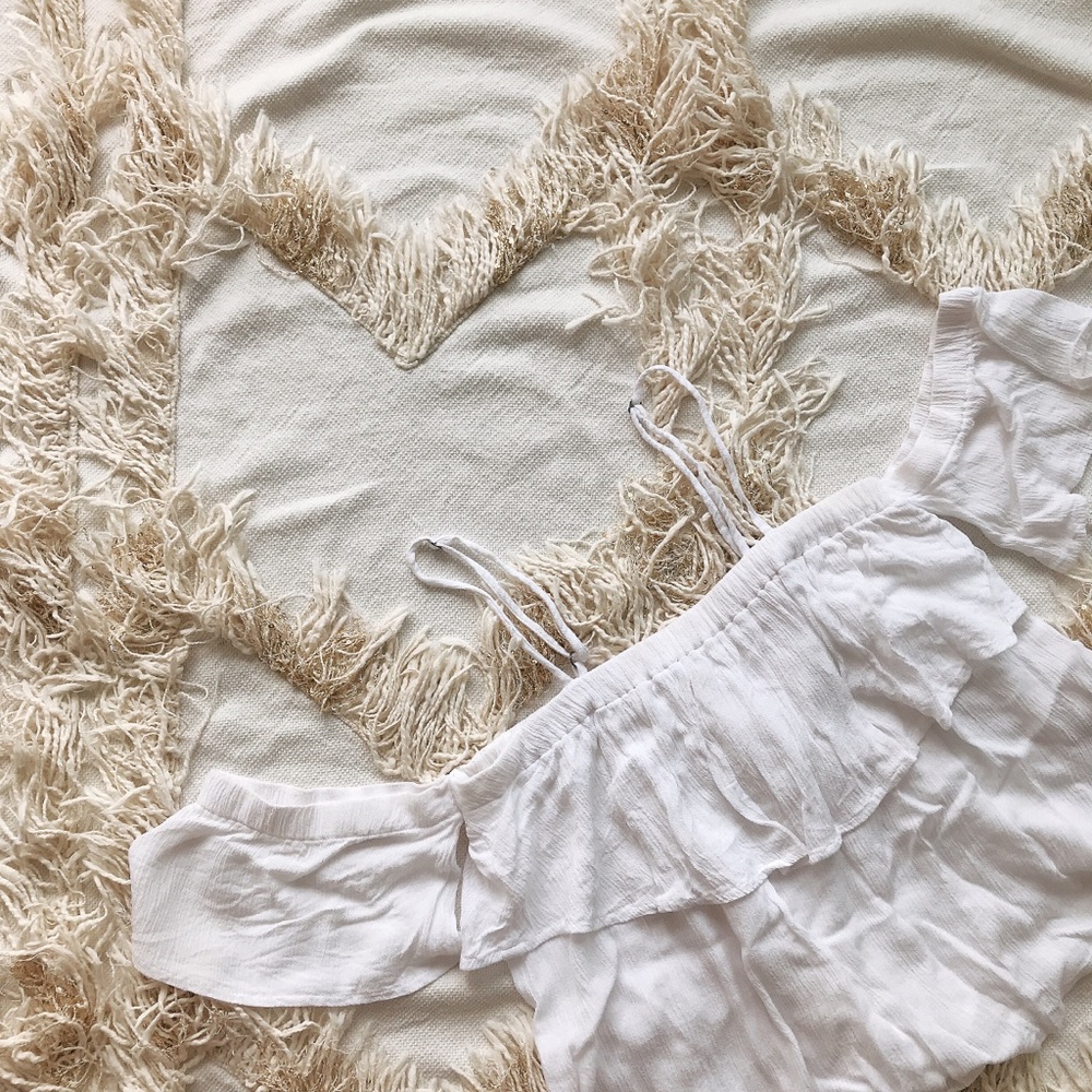 HOLLISTER Off-shoulder Ruffle Top 💕💕
